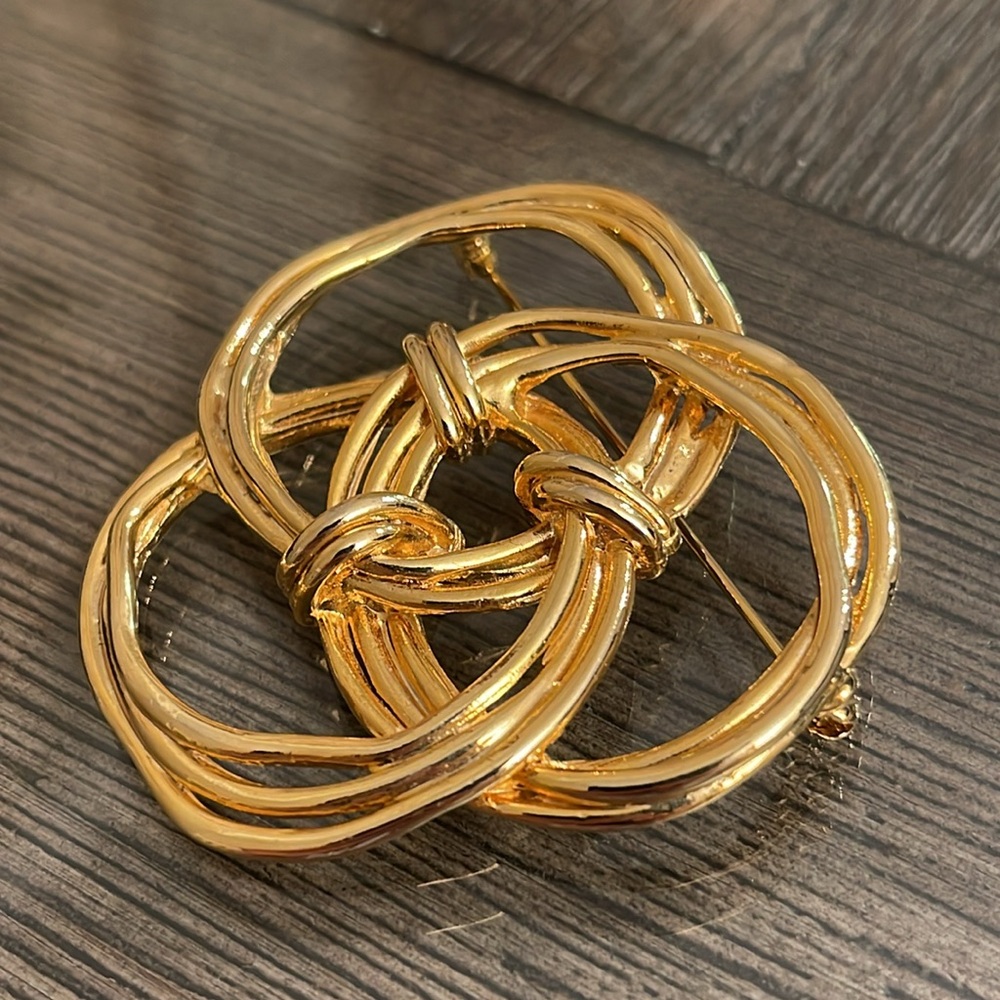Vintage Interlocking Circle or Knot Gold-tone Metal Pin - Picture 3 of 16